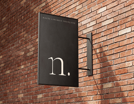 enseigne drapeau nea Lingerie sur un mur en brique